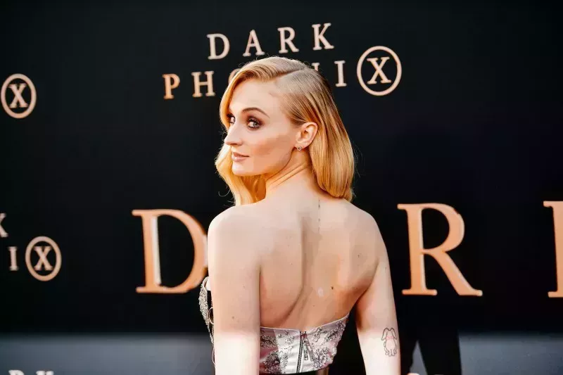 Guía de tatuajes de Sophie Turner: Diseños, significados y fotos