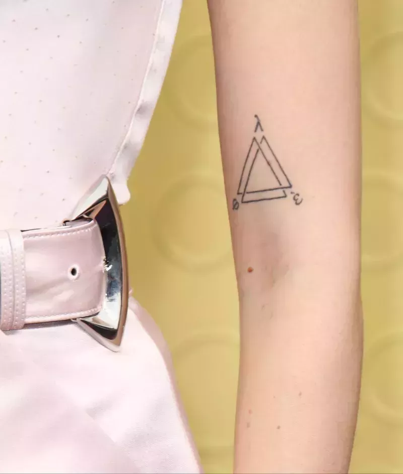 Guía de tatuajes de Sophie Turner: Diseños, significados y fotos