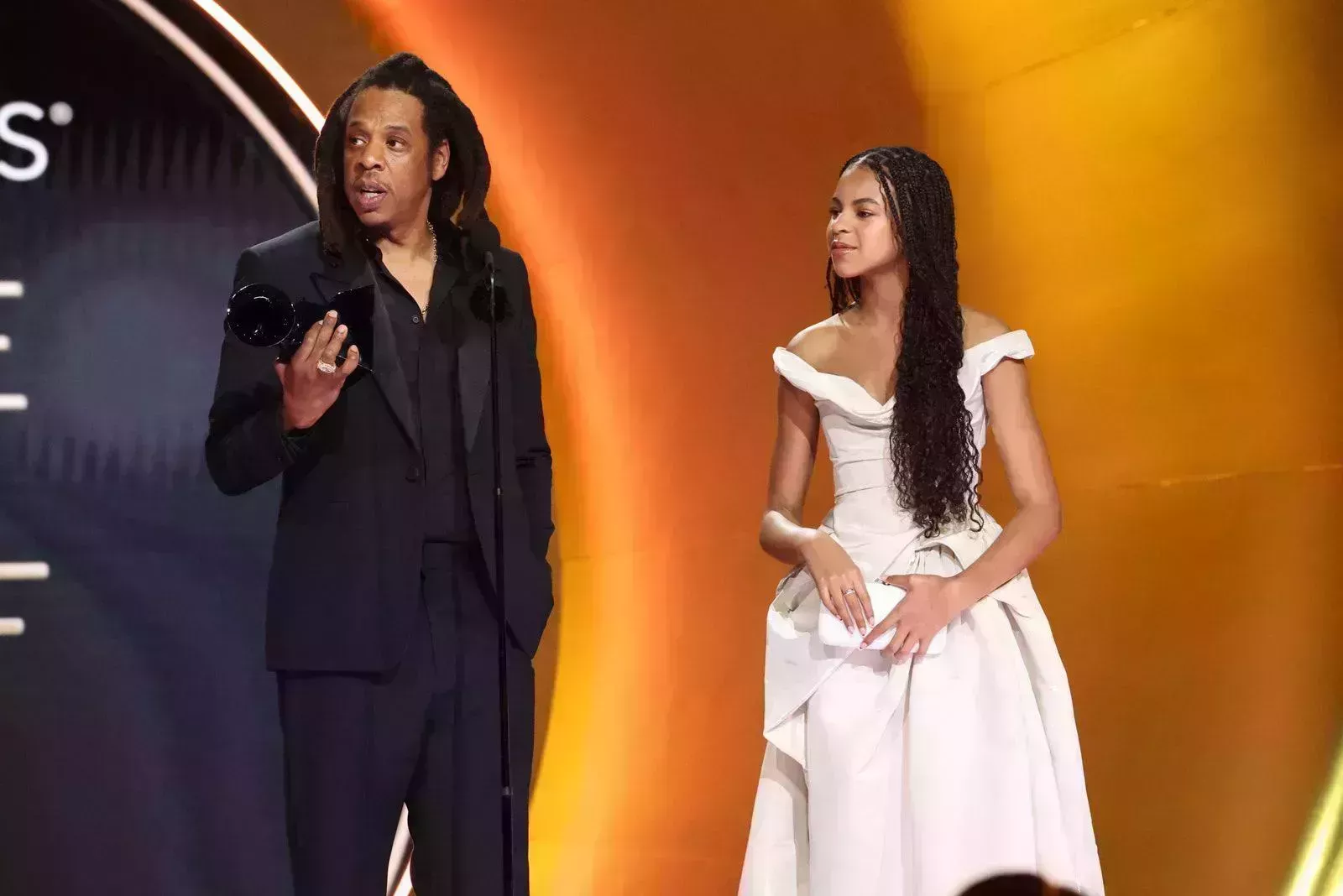 Jay-Z defiende a Beyoncé en los Grammy junto a su hija Blue Ivy