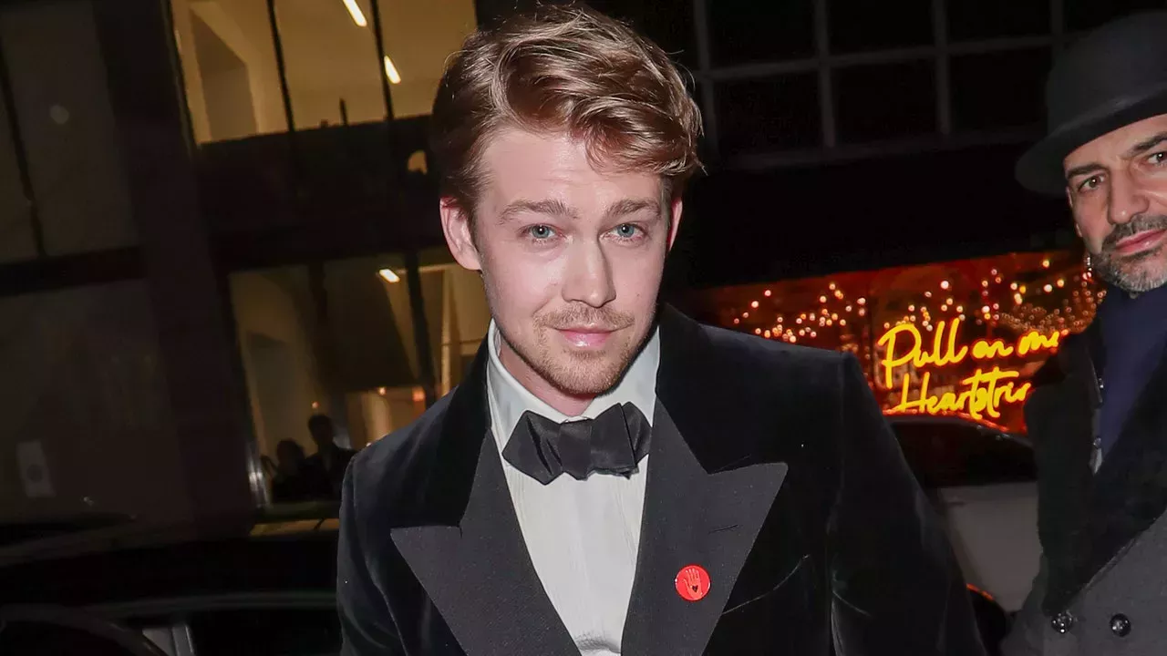 Joe Alwyn vuelve a Instagram tras 5 meses con una críptica publicación de fotos