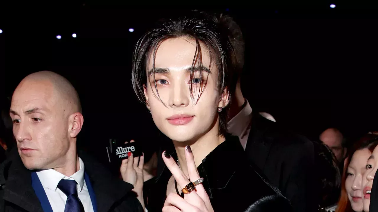 Por supuesto, Hyunjin de Stray Kids acaparó la atención en Versace