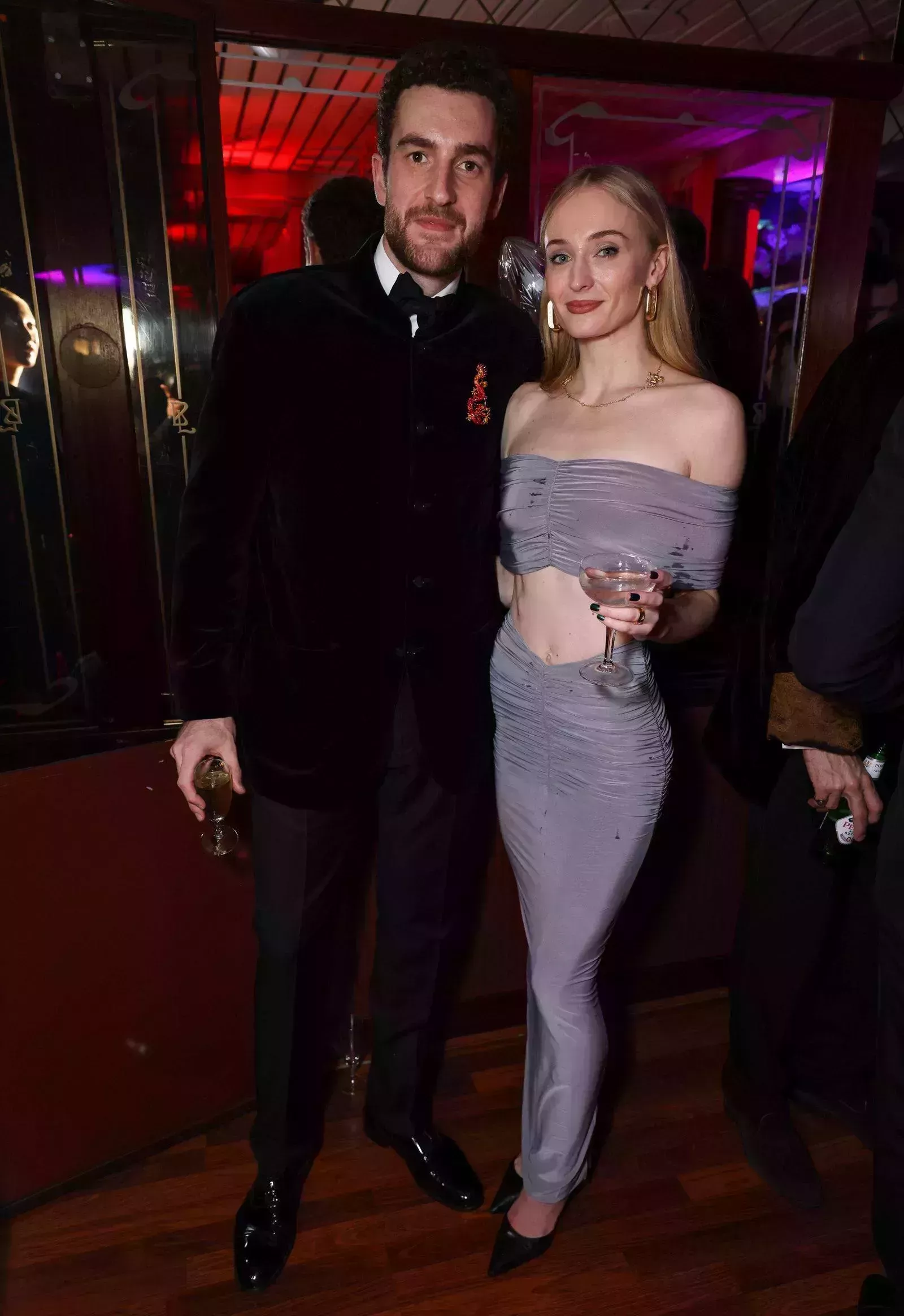 Sophie Turner lució el "vestido de la venganza" definitivo para su debut como nueva pareja