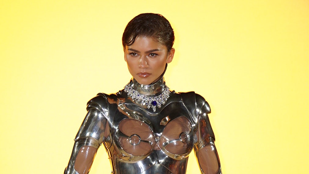 Zendaya acaba de ponerse una armadura plateada con los glúteos al aire