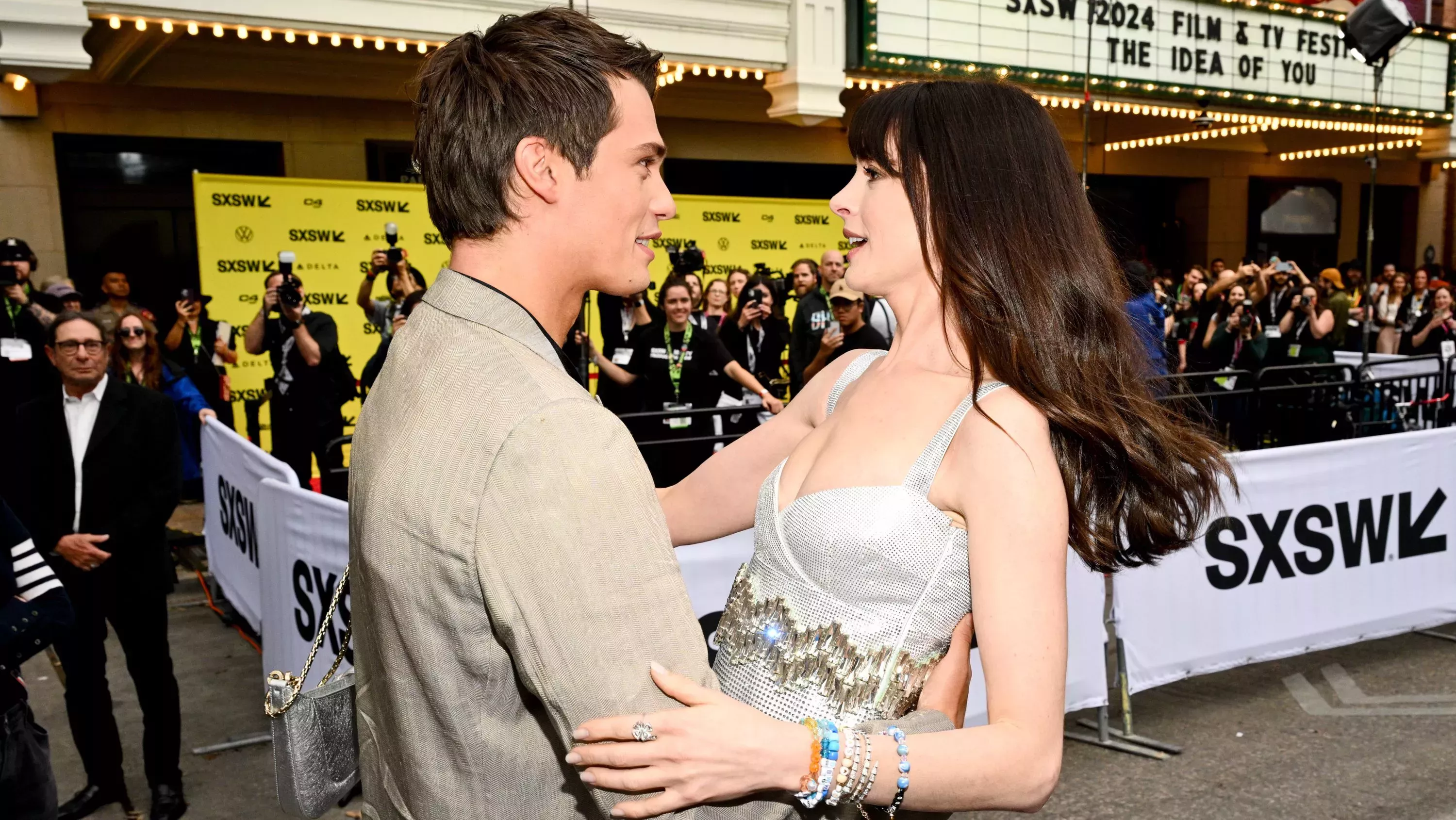 Anne Hathaway rompe a llorar en el SXSW por la sexy comedia romántica