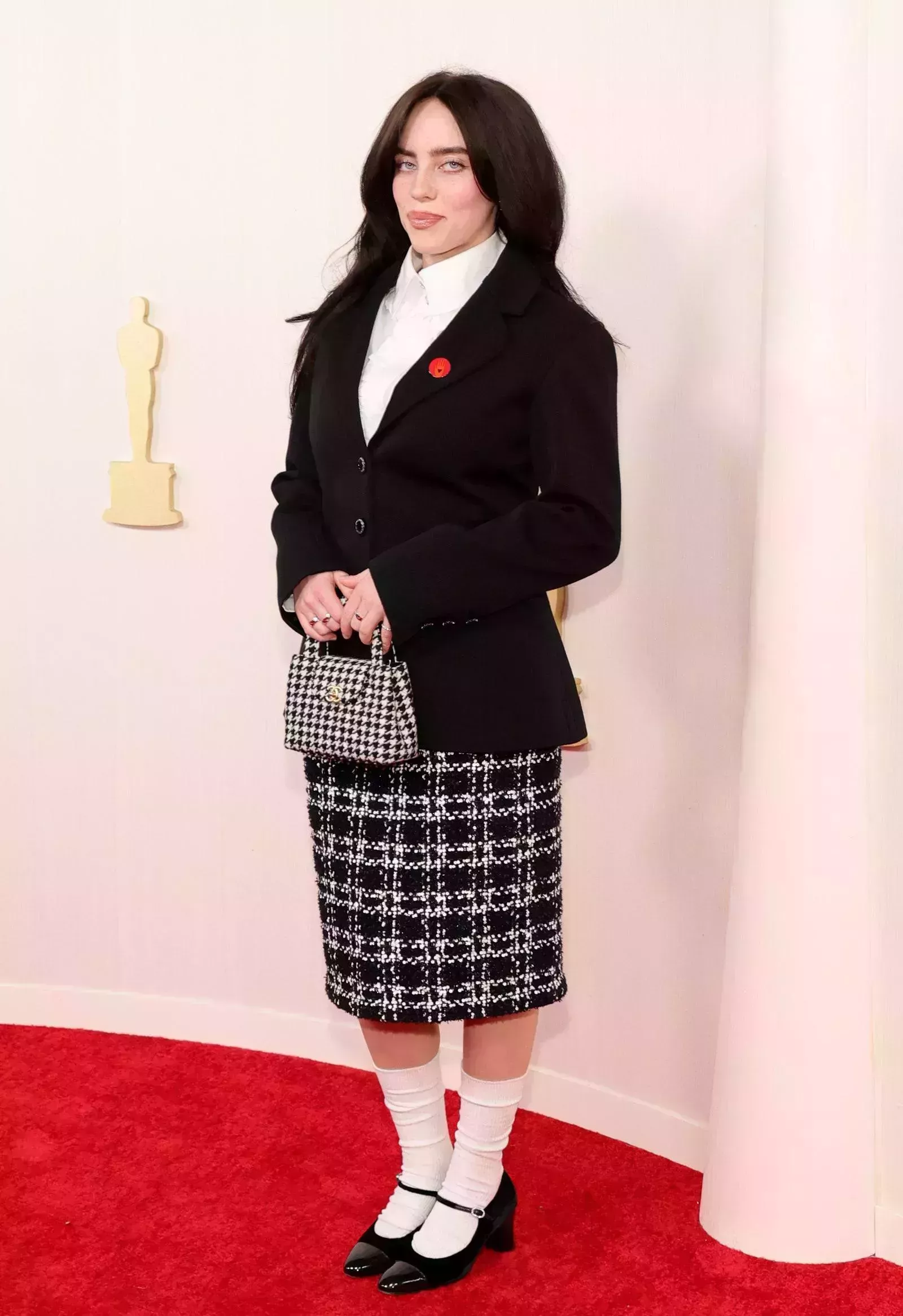 El look de Billie Eilish para los Oscars 2024 es de colegiala chic