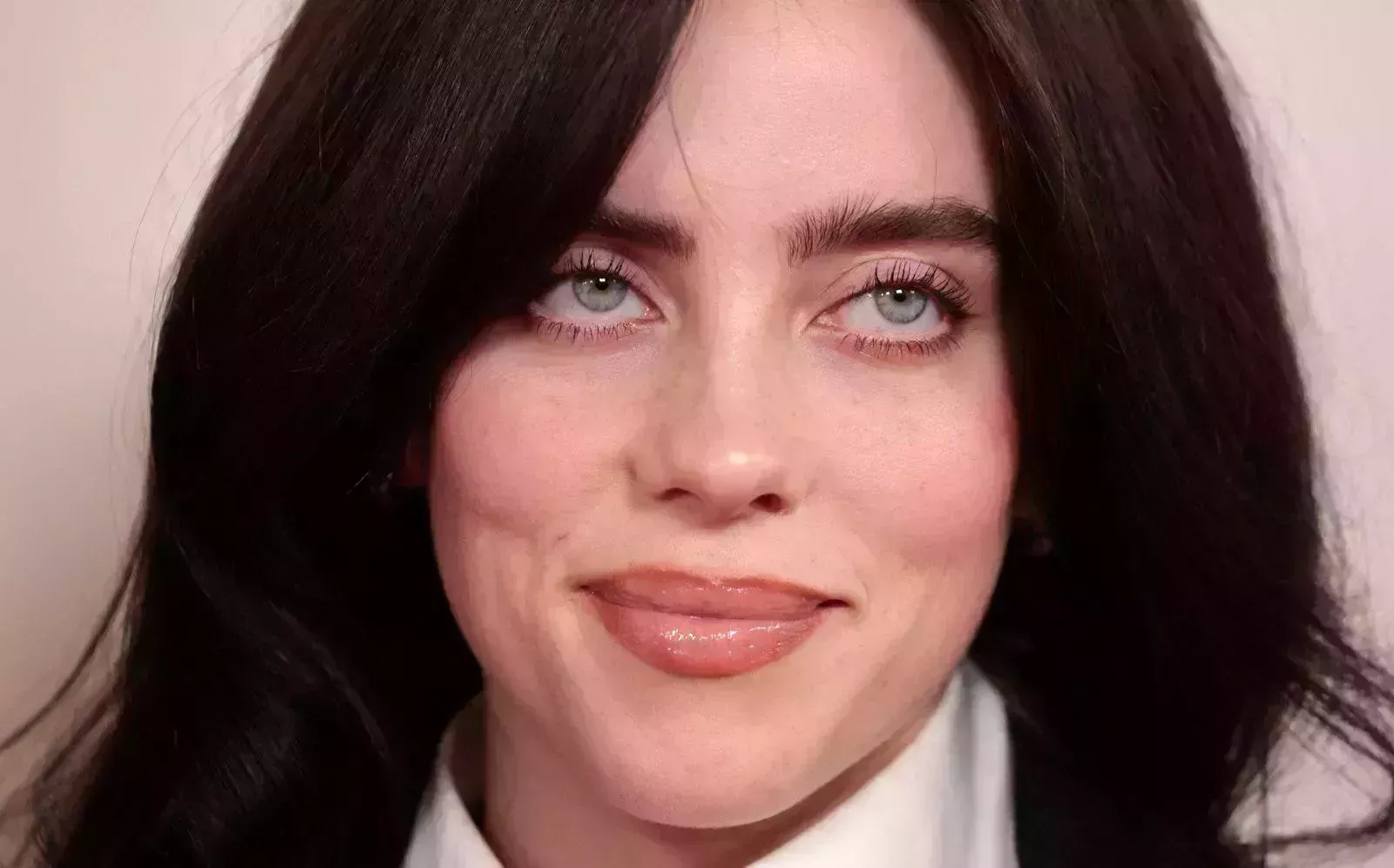 El look de Billie Eilish para los Oscars 2024 es de colegiala chic