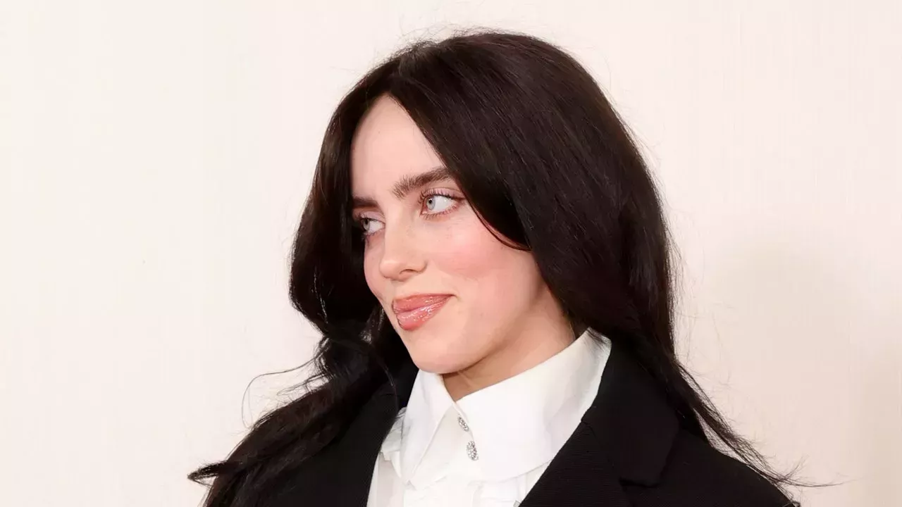 El look de Billie Eilish para los Oscars 2024 es de colegiala chic