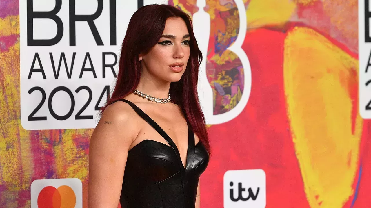 El vestido de cuero de Versace de Dua Lipa lo es todo