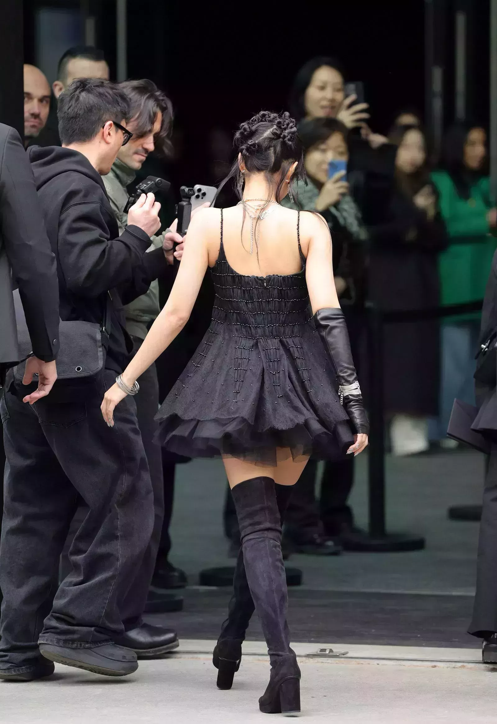 Jennie, de BLACKPINK, le dio un toque gótico al balletcore en Chanel