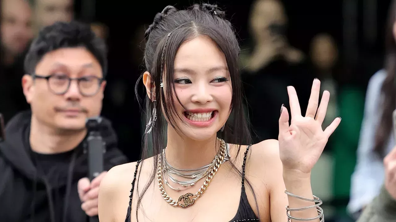 Jennie, de BLACKPINK, le dio un toque gótico al balletcore en Chanel