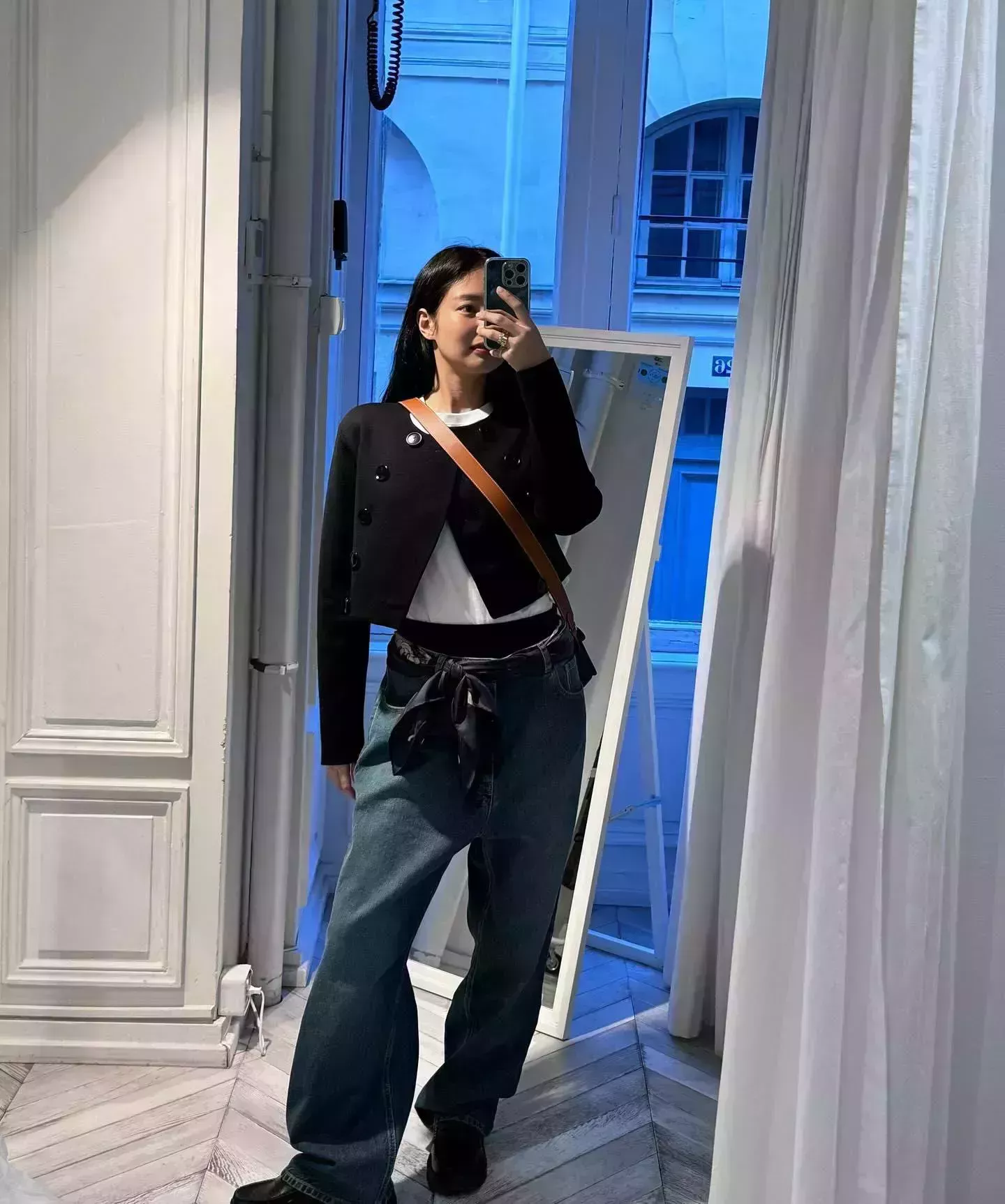 Jennie de BLACKPINK usó una bufanda como cinturón durante una salida a París