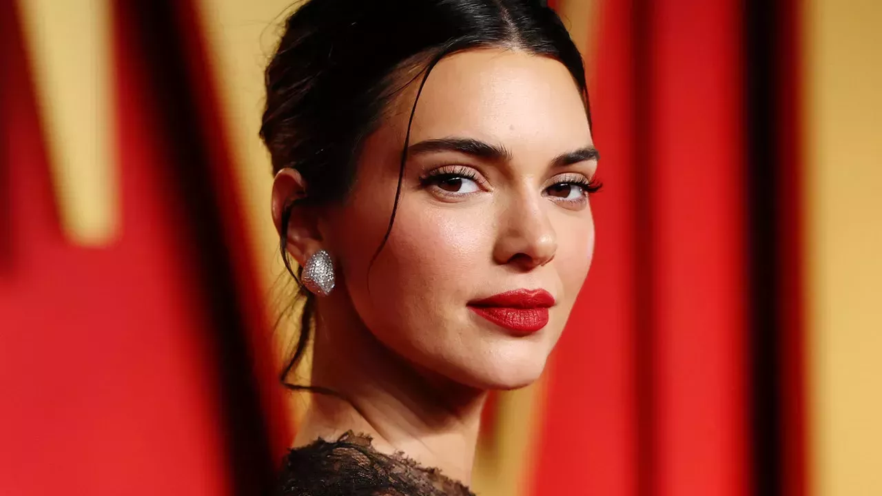 Kendall Jenner lució una triple máscara de pestañas de 16 dólares en la noche de los Oscars