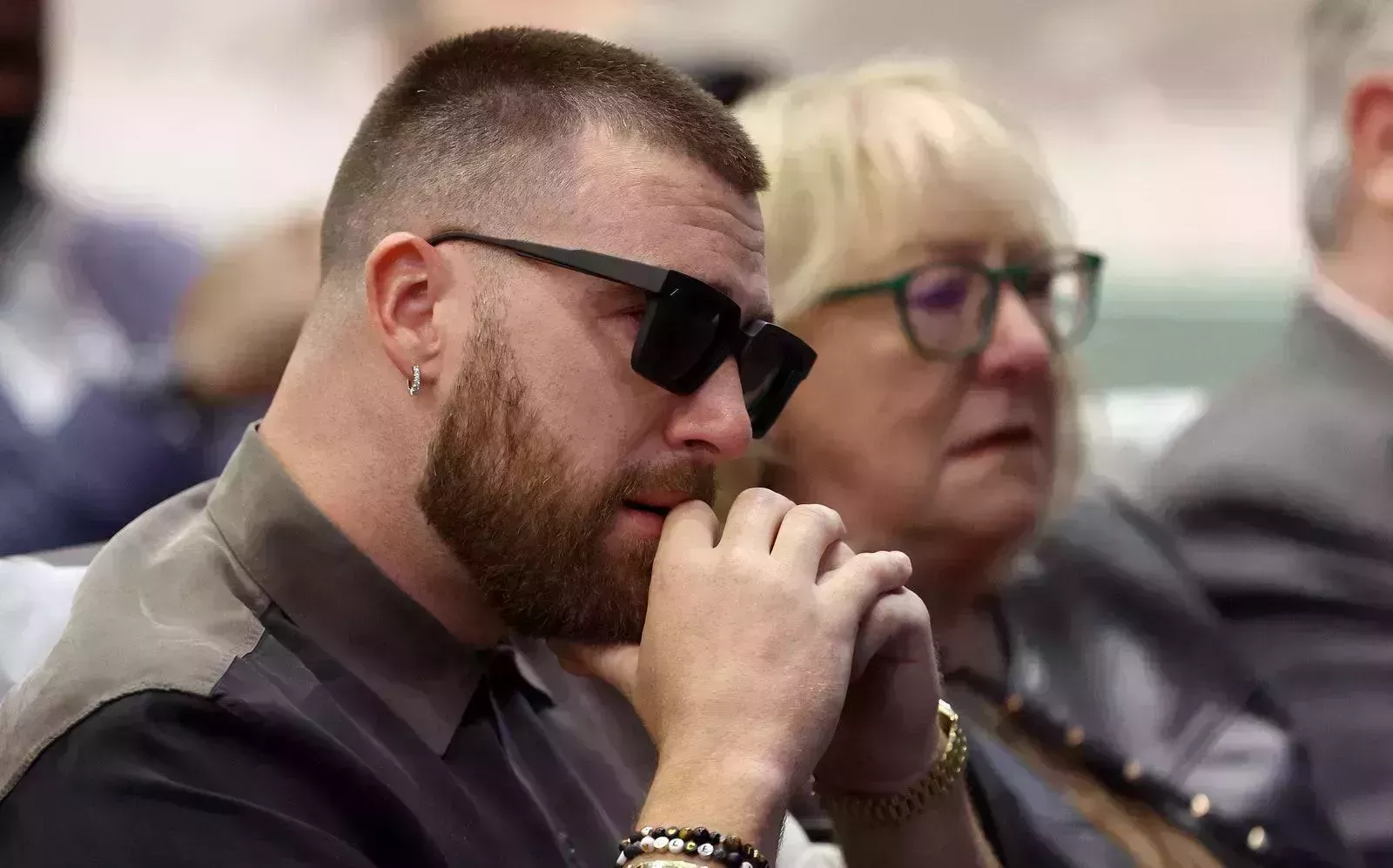 Los Swifties intentan descifrar la pulsera de la amistad de Travis Kelce