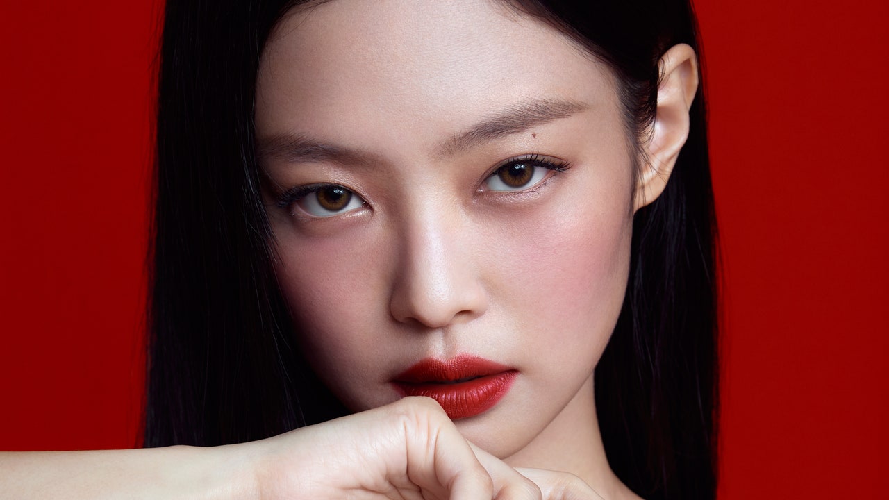 Por fin puedes conseguir el labio rojo perfecto de Jennie Kim en EE.UU.