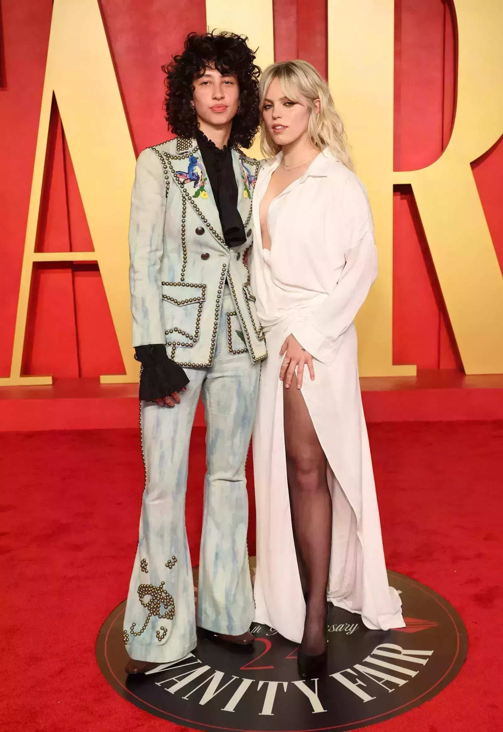 Reneé Rapp y Towa Bird se lanzan con fuerza en la alfombra roja de la fiesta posterior a los Oscars