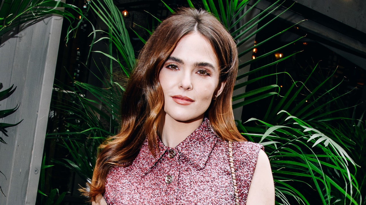 Zoey Deutch se cortó todo el pelo y se lo tiñó de rubio platino