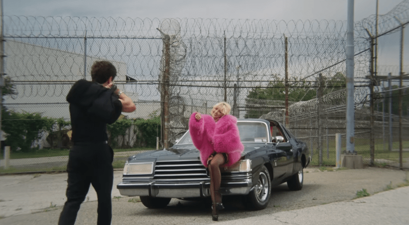 Barry Keoghan, novio de Sabrina Carpenter, protagoniza el vídeo de 'Please