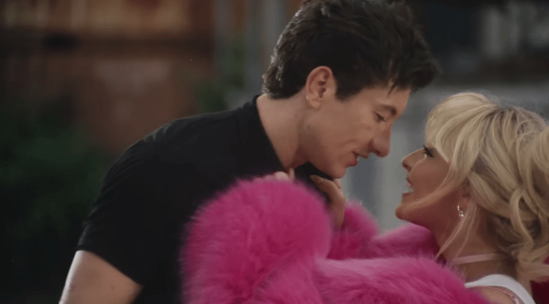 Barry Keoghan, novio de Sabrina Carpenter, protagoniza el vídeo de 'Please