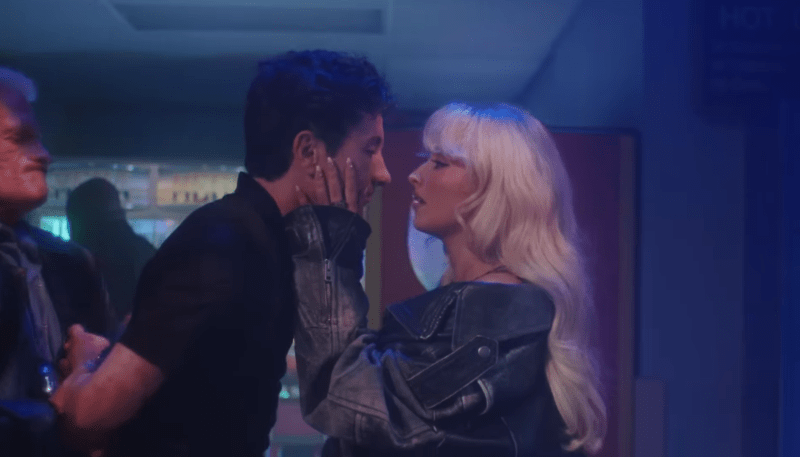 Barry Keoghan, novio de Sabrina Carpenter, protagoniza el vídeo de 'Please