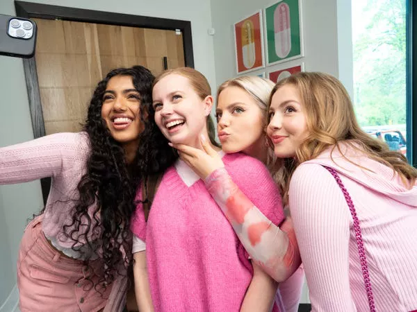 Avantika, Angourie Rice, Reneé Rapp, y Bebe Wood en 'Mean Girls'.
