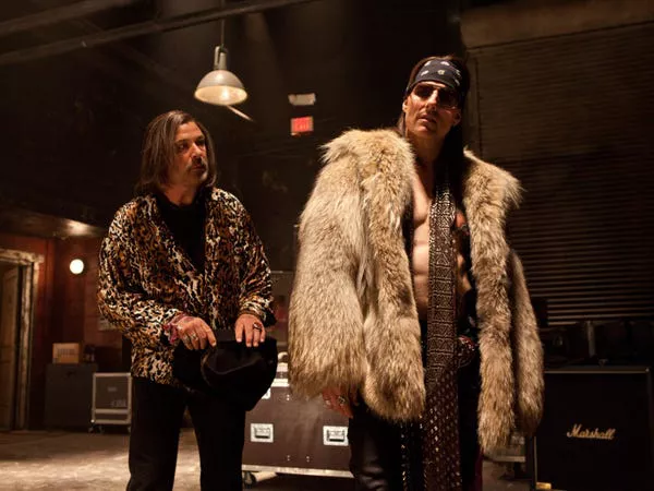Alec Baldwin y Tom Cruise en 'Rock of Ages'.