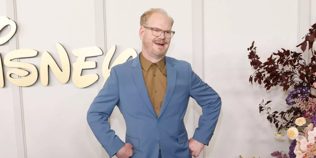 Jim Gaffigan perdió 15 kilos y dice que la jardinería le ayuda a comer más sano