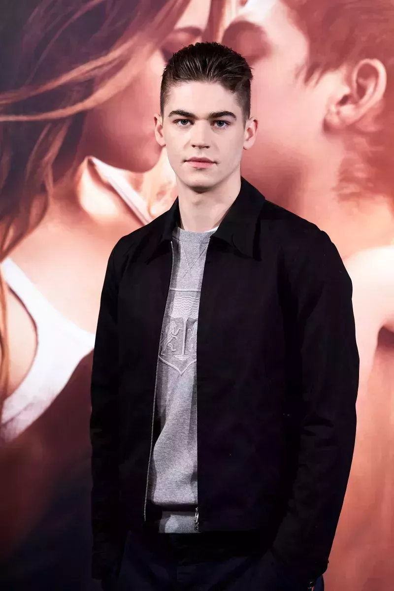 La transformación de Hero Fiennes-Tiffin en Hardin Scott en fotos