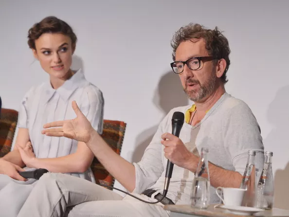 John Carney terminó pidiéndole disculpas a Keira Knightley después de insultarla en la prensa.