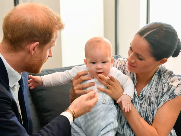 Príncipe Harry y Meghan con su hijo Archie Mountbatten-Windsor en 2019