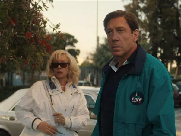 Javier Bardem y Chloë Sevigny en 'Monsters: The Lyle and Erik Menendez Story.'