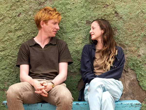 Domhnall Gleeson y Andrea Riseborough en 'Alice & Jack.'
