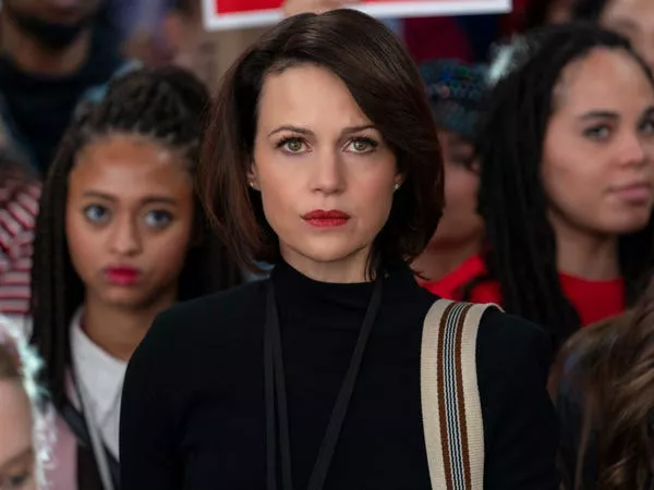 Carla Gugino en 'The Girls on the Bus.'