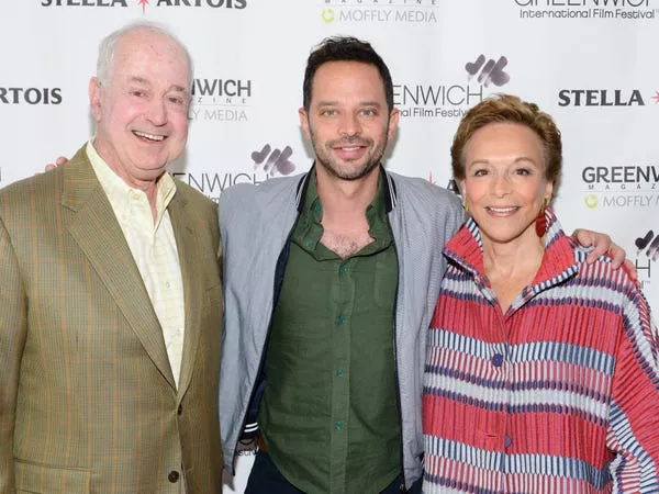 Nick Kroll, con sus padres, Jules B. Kroll y Lynn Kroll, en 2016