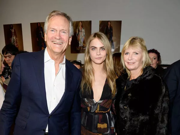 Cara Delevingne, con sus padres, Charles y Pandora Delevingne, en 2014