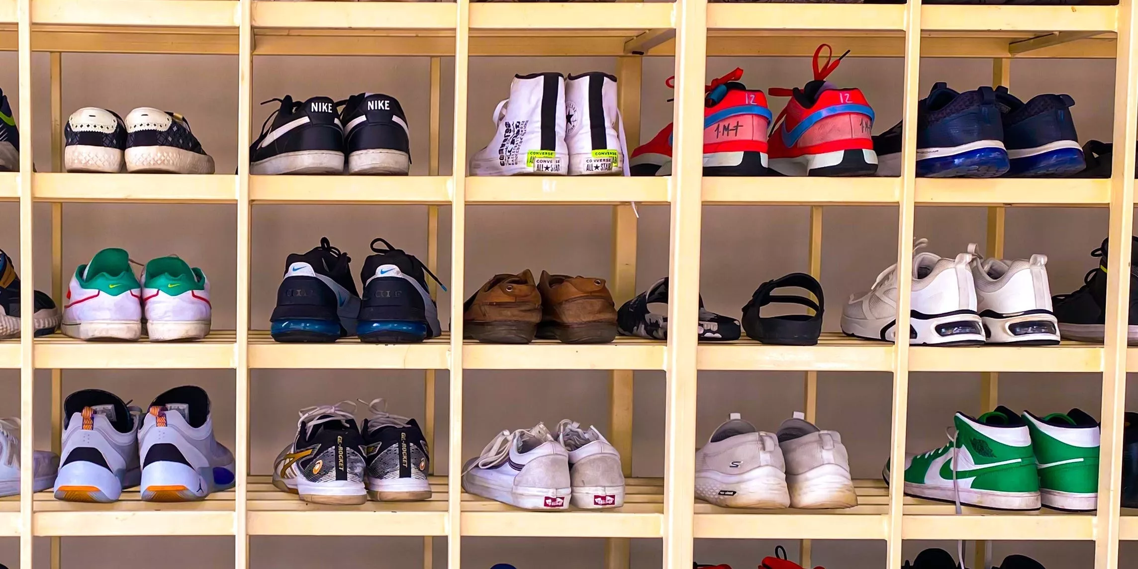 5 zapatillas populares en las que deberías invertir y 2 que parecen una moda pasajera, según sneakerheads