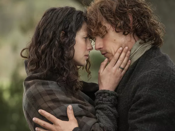 Caitriona Balfe y Sam Heughan en 'Outlander'.