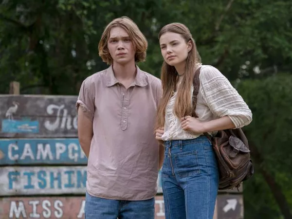 Charlie Plummer como Miles y Kristine Froseth como Alaska en 'Looking for Alaska'.