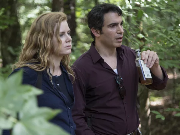 Amy Adams y Chris Messina en 'Sharp Objects'.