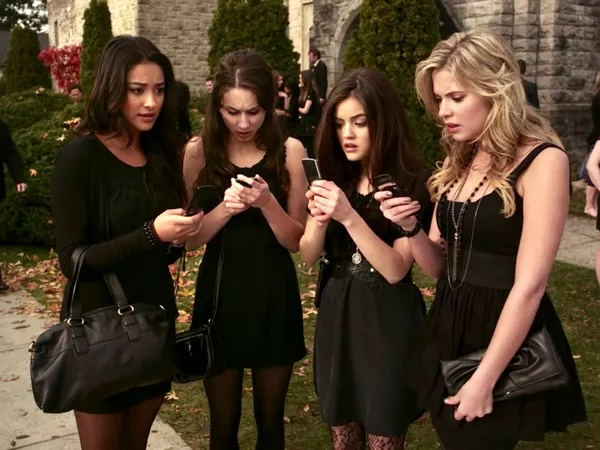 Shay Mitchell, Troian Bellisario, Lucy Hale, y Ashley Benson en 'Pretty Little Liars'.