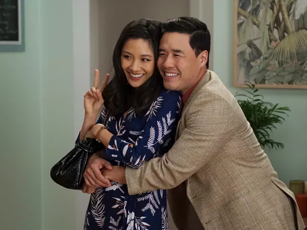 Constance Wu y Randall Park como Jessica y Louis Huang en 'Fresh Off the Boat'.