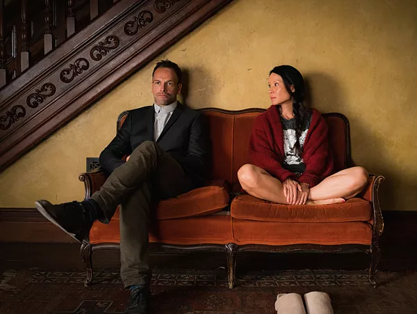 Jonny Lee Miller como Sherlock Holmes y Lucy Liu como Joan Watson en 'Elementary'.