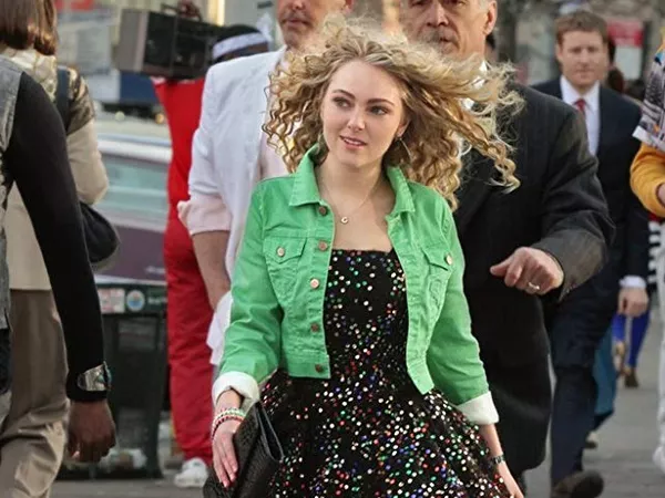 AnnaSophia Robb como una joven Carrie Bradshaw en 'The Carrie Diaries'.