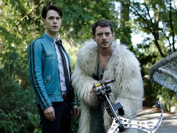Samuel Barnett y Elijah Wood en 'Dirk Gently's Holistic Detective Agency'.