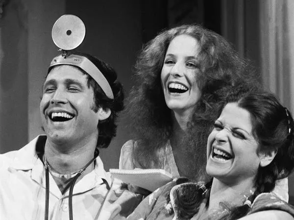 Chevy Chase, Laraine Newman y Gilda Radner durante el comercial de la