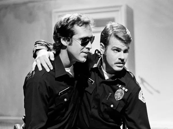 Chevy Chase como Aramis McCord y Dan Aykroyd como Kevin Brut durante el sketch