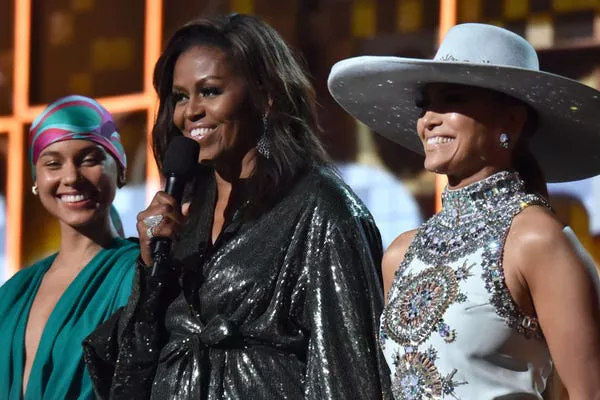 Michelle Obama (centro) en los Grammy 2019 con Alicia Keys (izquierda) y Jennifer Lopez (derecha). Lester Cohen/Getty Images para The Recording Academy