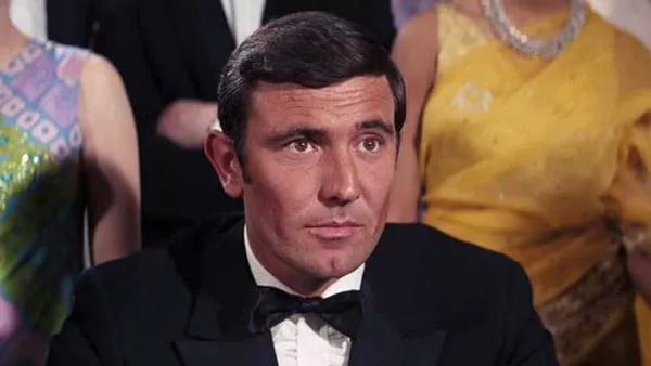 George Lazenby como James Bond.