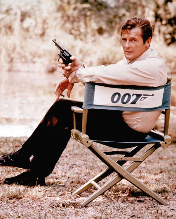 Roger Moore como James Bond.