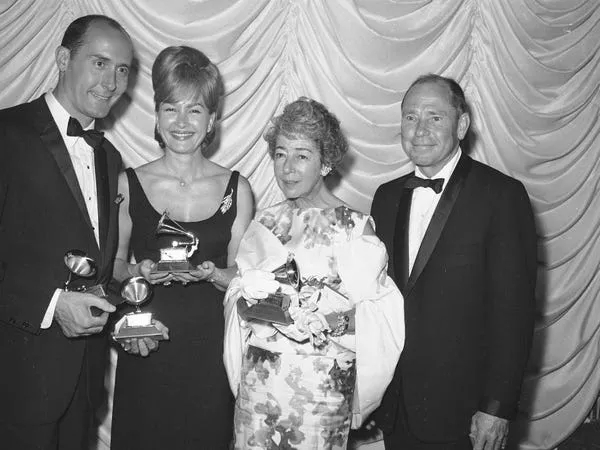 Henry Mancini y otros en los Grammy de 1959