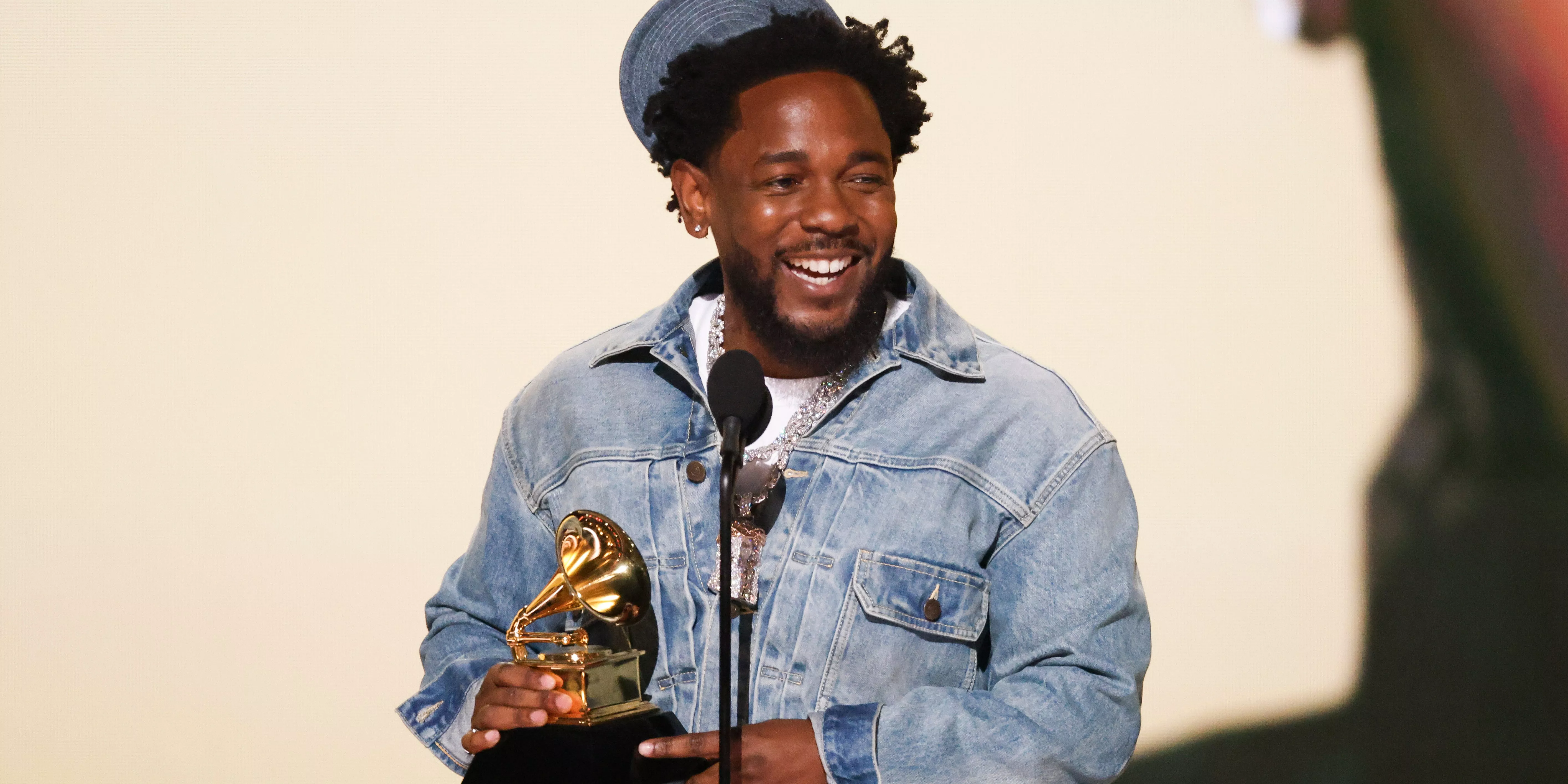 Aquí está cada canción que ganó el Grammy a la grabación del año